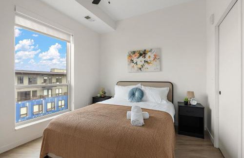 Downtown Minneapolis Apartment | Luxury 2 Bedroom Top Floor Condo In DT Minneapolis, Minutes From Minneapolis Convention Center & US Bank Arena