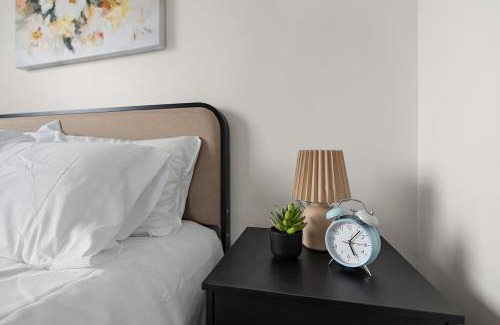 Downtown Minneapolis Apartment | Luxury 2 Bedroom Top Floor Condo In DT Minneapolis, Minutes From Minneapolis Convention Center & US Bank Arena
