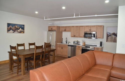 Wilmington House | Luxury 2 Bedroom Townhome 102