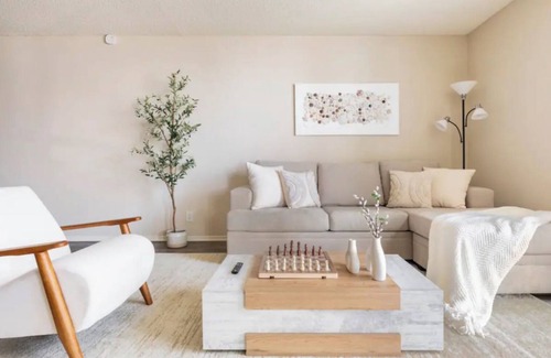 Del Rey Apartment | Luxury 2 Bedroom Retreat in Marina del Rey, FREE Parking, Gym, WiFi
