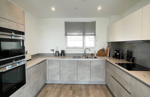 South Acton Apartment | Luxury 2 Bedrooms Penthouse + Free Indoor Parking