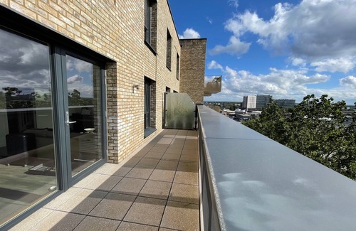 South Acton Apartment | Luxury 2 Bedrooms Penthouse + Free Indoor Parking