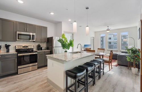 Vista Del Pueblo Apartment | Luxury 2BD/2BA Next to Airport 3689