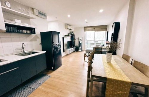 Phra Khanong Condo | Luxury 2Bed 2bath condo, Wi-Fi, Pool, Gym, BTS!