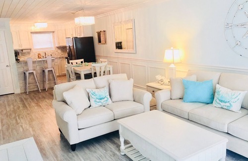 North Carolina Coast Condo | LUXURY 2BR, 2BA top floor condo with AMAZING OCEAN views and pool!