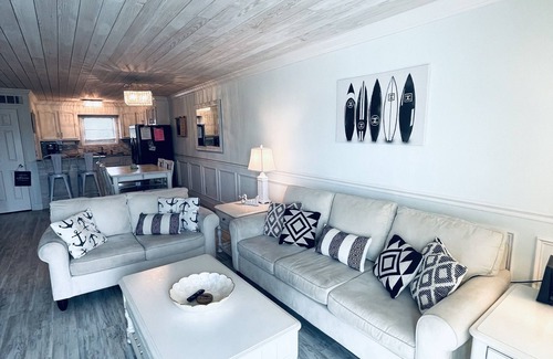 North Carolina Coast Condo | LUXURY 2BR, 2BA top floor condo with AMAZING OCEAN views and pool!