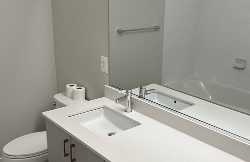 Owings Mills Condo | LUXURY 2BR CONDO W/POOL