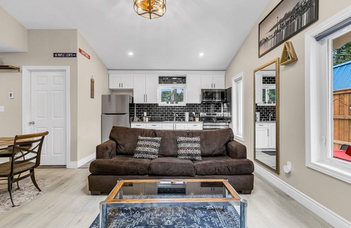 Windsor House | Luxury 2BR home with high ceilings with BBQ/patio in beautiful South Windsor.