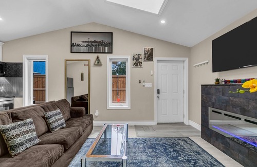 Windsor House | Luxury 2BR home with high ceilings with BBQ/patio in beautiful South Windsor.