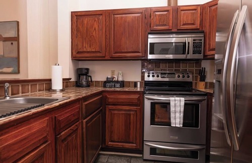 French Quarter Hotel | Luxury 2BR with 2 Bathroom Apartment in Grenoble House – Central French Quarter
