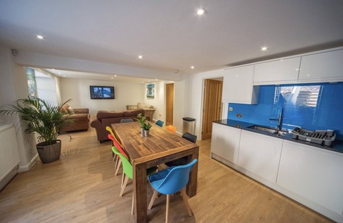 Torquay City Centre Apartment | Luxury 3 bed apartment a few minutes walk from beach, harbour and town!