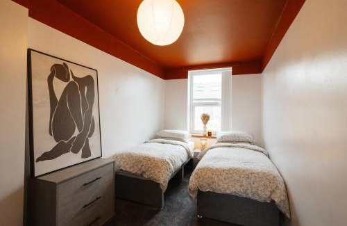 Ashton-under-Lyne Apartment | Luxury 3 Bed Home Near Peak District with Cinema Room