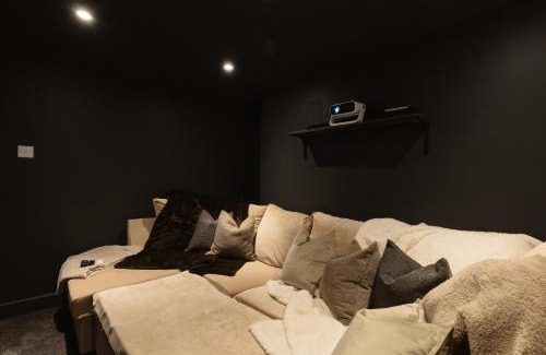 Ashton-under-Lyne Apartment | Luxury 3 Bed Home Near Peak District with Cinema Room