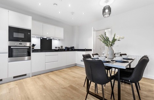 Hanger Hill Apartment | Luxury 3 bed, NorthWest London
