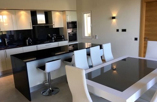 Estombar Villa | Luxury 3-bedroomed villa overlooking golf course with Private Pool, AC, Wi-Fi