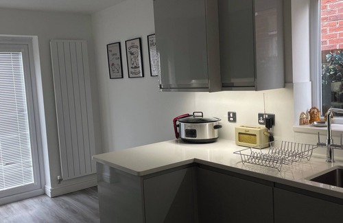 Leigh House | Luxury 3-Bed Retreat with 75 Inch TV, Gym, Sauna, Home Office, Xbox/Switch & BBQ