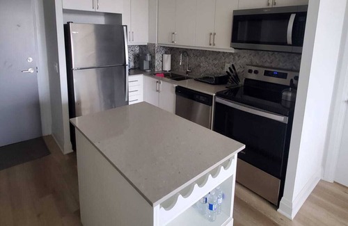 Sullivan Condo | Luxury 3 Bedroom, 2 Bathroom Condo with Parking