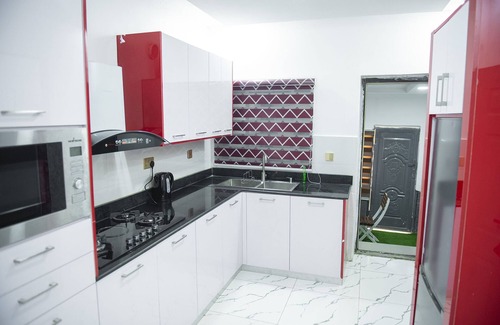 Abuja House | Luxury 3 Bedroom Apart - 24Hrs Elect/WIFI/Security (Yellow)