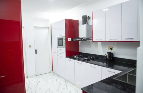 Abuja House | Luxury 3 Bedroom Apart - 24Hrs Elect/WIFI/Security (Yellow)