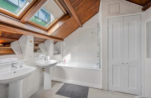 East Walworth Apartment | Luxury 3 Bedroom Apartment, Walk to West End, Covent Garden, China Town in Minutes