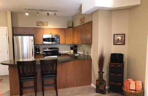 Quail Ridge Condo | Luxury 3 Bedroom Condo on Okanagan Golf Course - Sleeps 6 with Pool and Hot Tub