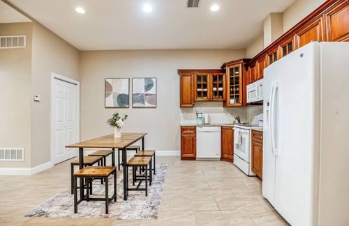 Chinatown Apartment | Luxury 3-bedroom in Center City Philadelphia- Walkable & Safe Neighborhood