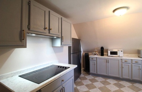 Scranton House | Luxury 3-bedroom suite in Scranton-Hill Section with WiFi + Cable