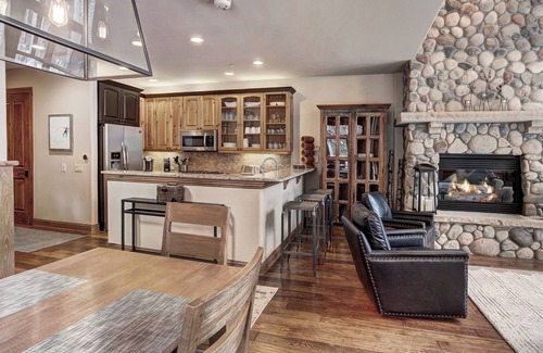 Edwards Condo | Luxury 3 Bedroom Townhome - Walk to Chairlift! by RedAwning