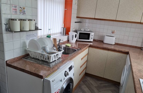 Harehills House | Luxury 3 Bedrooms, 3 Bathrooms, Entire House, Parking, WiFi & Garden.