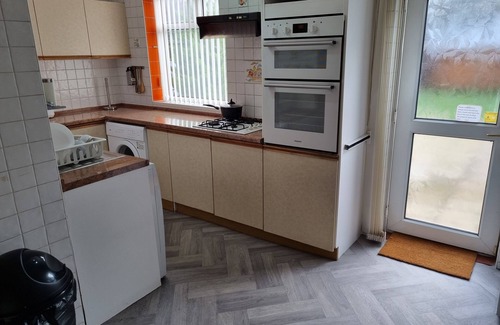 Harehills House | Luxury 3 Bedrooms, 3 Bathrooms, Entire House, Parking, WiFi & Garden.