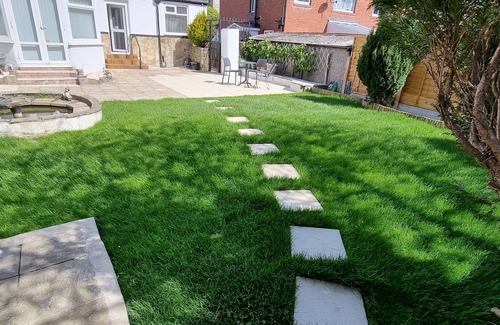 Harehills House | Luxury 3 Bedrooms, 3 Bathrooms, Entire House, Parking, WiFi & Garden.