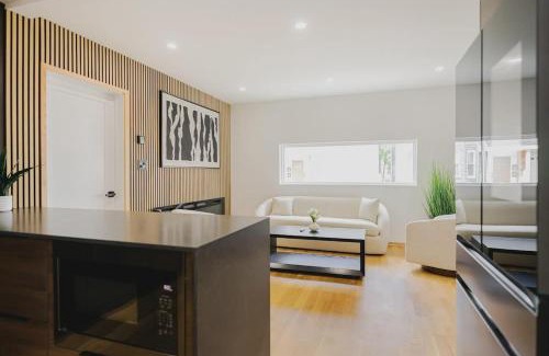 Central-Maverick Square - Paris Street Apartment | Luxury 3BD Short Walk to Airport
