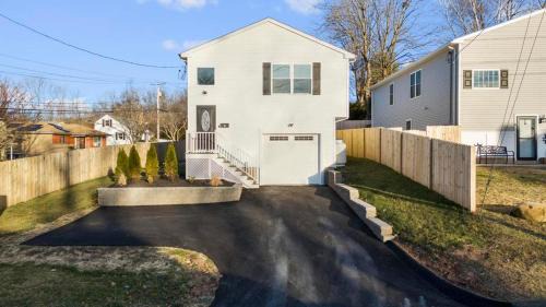 Middletown House | Luxury 3BR 3BA Modern Escape