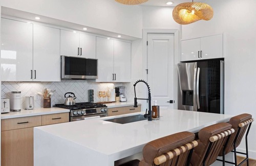 Northside House | Luxury 3BR Houston - Near Downtown & Stadiums