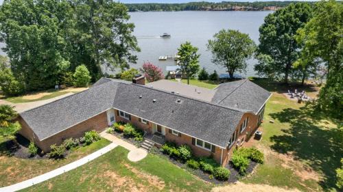 Fort Lawn House | Luxury 4-Acre Lakefront Getaway-Hot Tub, Private Dock, Paddleboards, Pool Table & Karaoke!