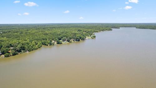 Fort Lawn House | Luxury 4-Acre Lakefront Getaway-Hot Tub, Private Dock, Paddleboards, Pool Table & Karaoke!