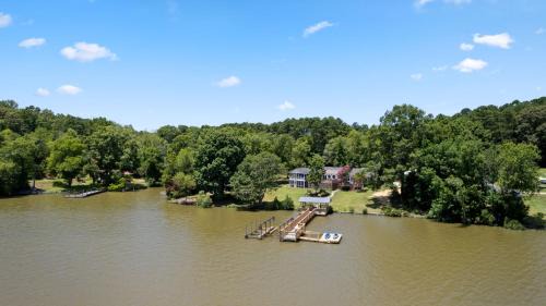 Fort Lawn House | Luxury 4-Acre Lakefront Getaway-Hot Tub, Private Dock, Paddleboards, Pool Table & Karaoke!