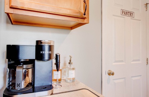 Baltimore House | Luxury 4 bed King Suite! Mins to Towson!