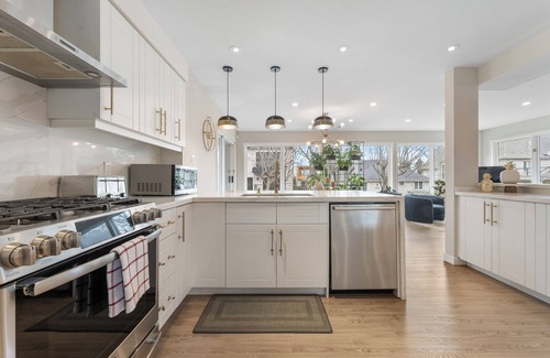 Richmond Hill House | Luxury 4-Bedroom Spa Getaway Villa - HotTub/Sauna/Pool Table/EV(separate loft)