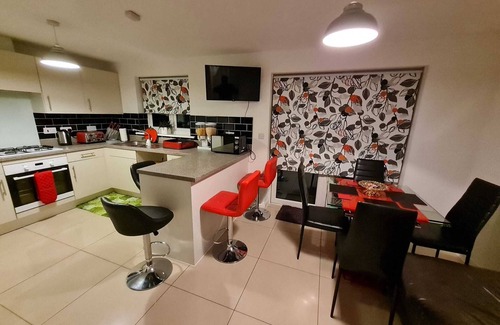 Sittingbourne House | Luxury 4-Bedroom Whole House (Private Baths, modern Kitchen, Free Parking, WiFi)