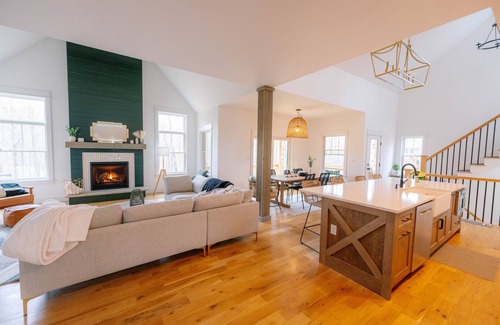 Montgomery House | Luxury 4 bedroom house in a quiet, serene neighborhood