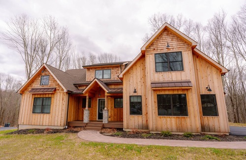 Montgomery House | Luxury 4 bedroom house in a quiet, serene neighborhood