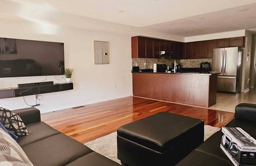 Hurontario House | luxury 4-bedroom Mississauga home