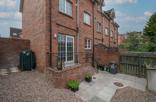 Queens Quarter House | Luxury 4 Bedroom Townhouse