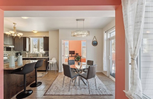 Ottawa Division House | Luxury 4BR Home | Sleeps 8 | Private & Near Shops in Ottawa