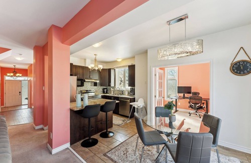 Ottawa Division House | Luxury 4BR Home | Sleeps 8 | Private & Near Shops in Ottawa