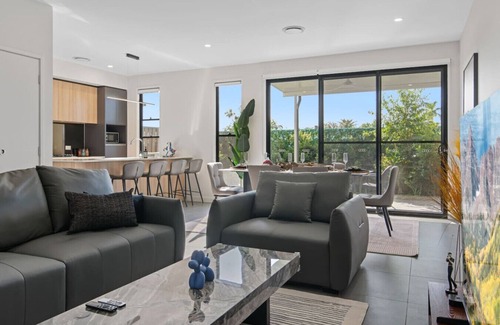 Helensvale House | Luxury 4BR Home w/Pool, Gym & BBQ in Helensvale