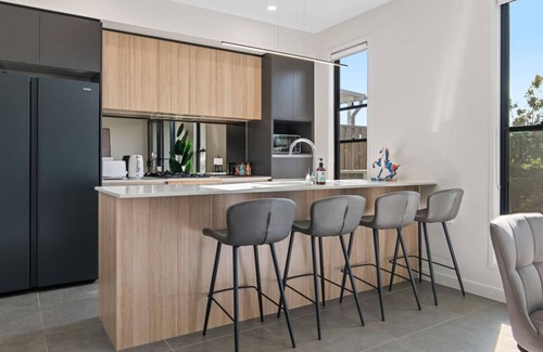 Helensvale House | Luxury 4BR Home w/Pool, Gym & BBQ in Helensvale