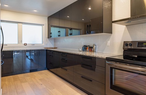 London House | Luxury 5-Bed London Retreat: Heated Pool, Hot Tub & Sauna! - Ultimate Comfort!