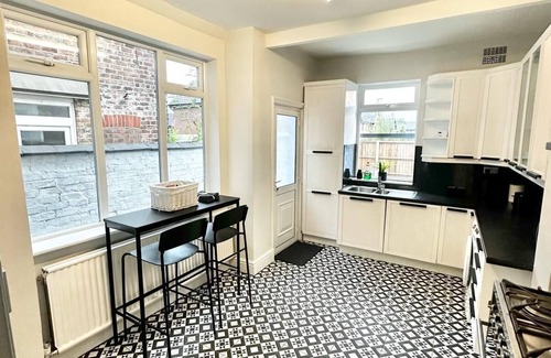 Salford Apartment | Luxury 5 bed salford home (free parking)